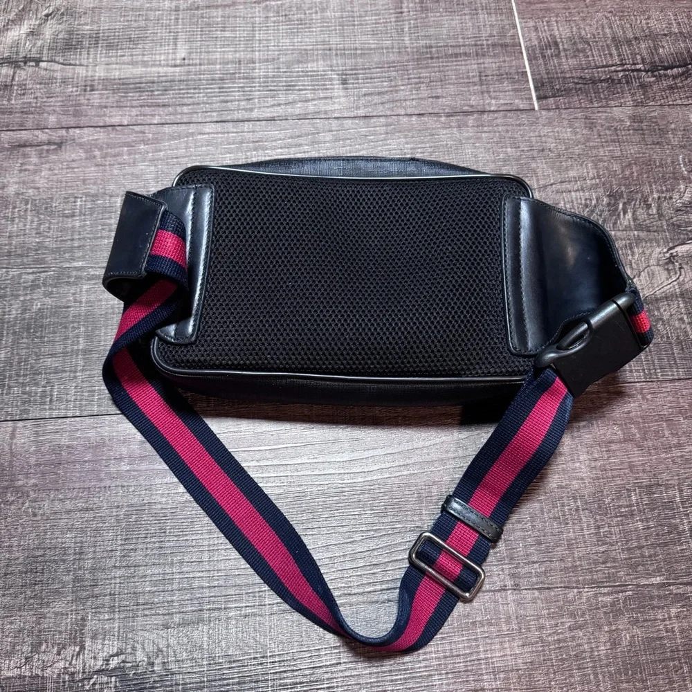 Gucci GG Supreme body bag in black with a red and blue web strap - Picture 3 of 16
